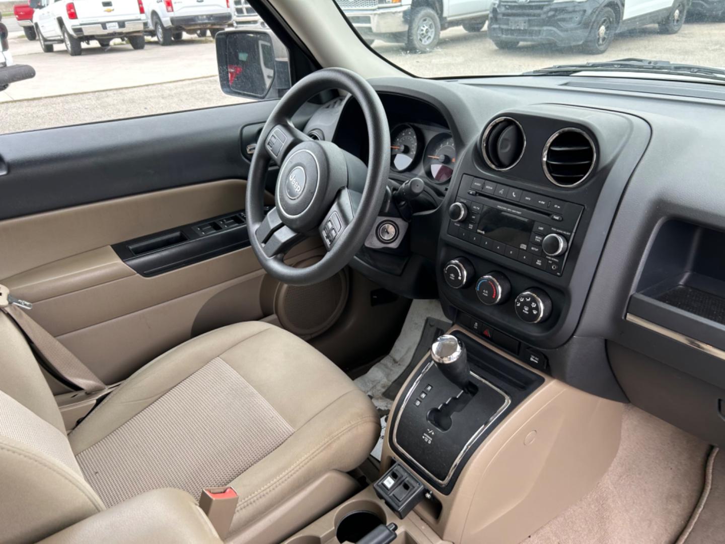 2015 White Jeep Patriot Sport 2WD (1C4NJPBB6FD) with an 2.4L L4 DOHC 16V engine, located at 1687 Business 35 S, New Braunfels, TX, 78130, (830) 625-7159, 29.655487, -98.051491 - Photo#8